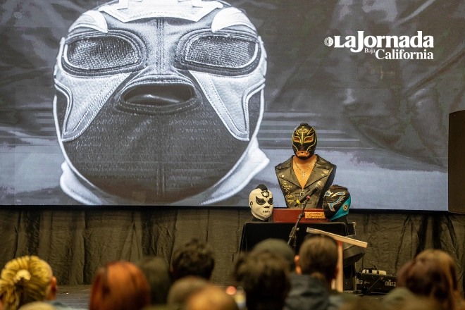 Durante el homenaje, los asistentes pudieron disfrutar de un documental que mostraba la trayectoria del luchador tijuanense. Foto @LaJornadaBC
