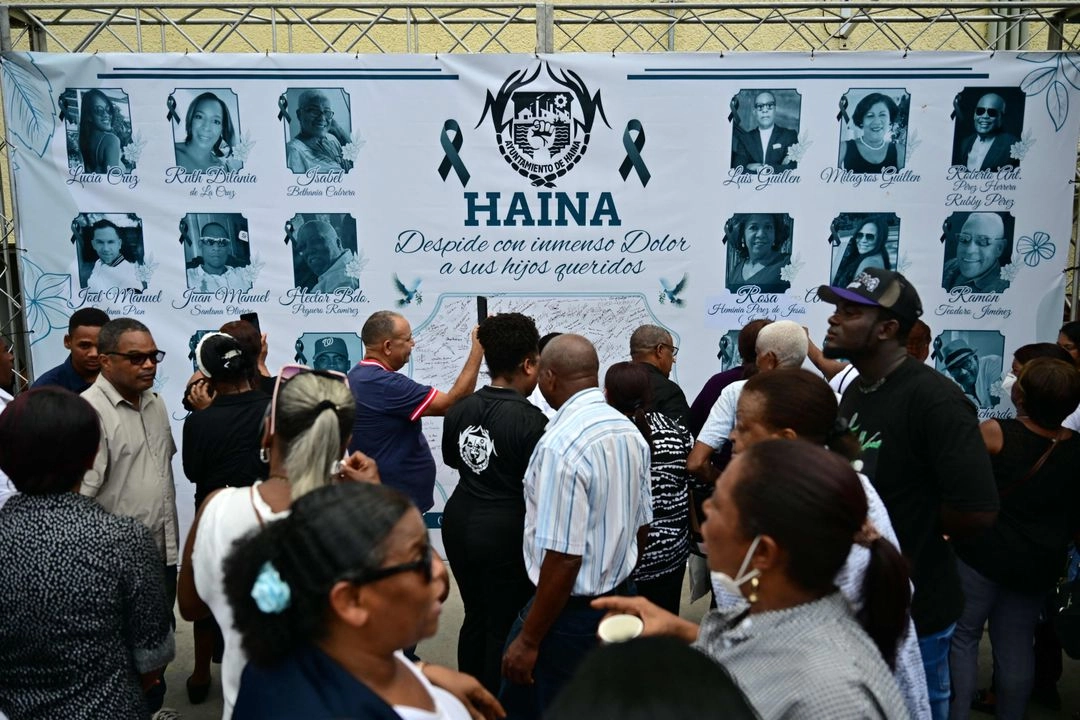 Familias y amigos asisten al funeral multitudinario realizado en Haina tras el desplome de la discoteca Jet Set en Santo Domingo.