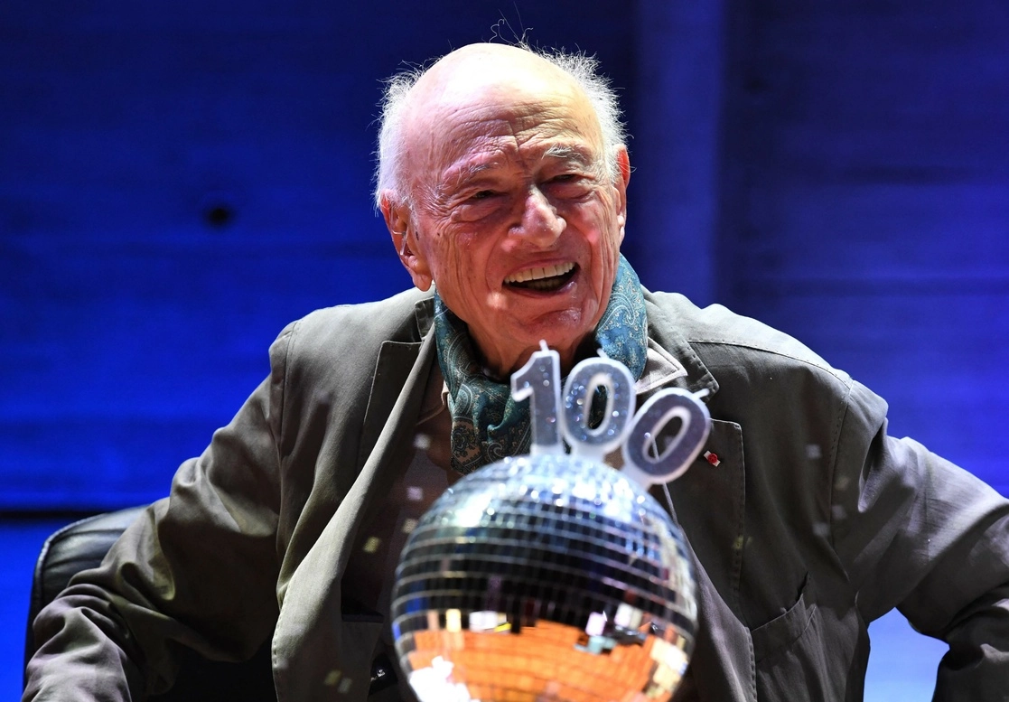 El filósofo y sociólogo francés Edgar Morin pronuncia un discurso en la sede de la Unesco durante una ceremonia para conmemorar su centenario. Foto Afp