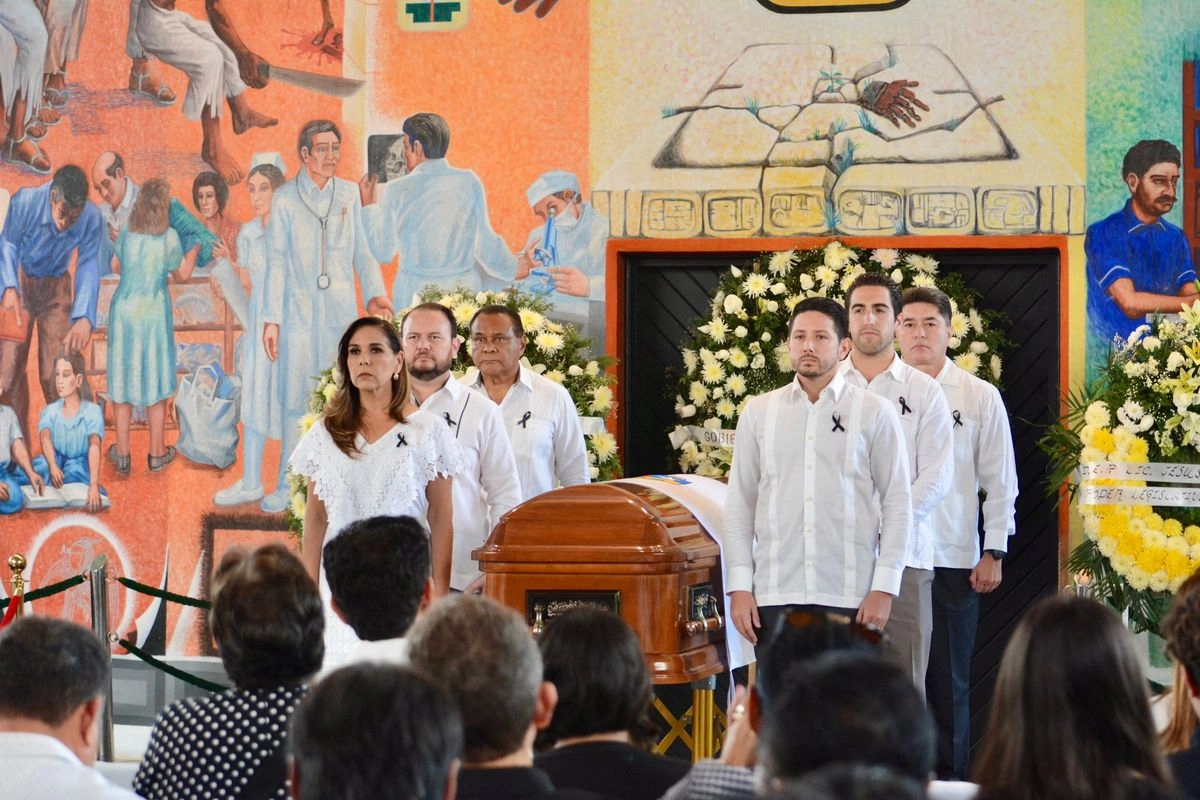 La gobernadora de Quintana Roo, Mara Lezama Espinosa, encabezó una guardia de honor en el Congreso del Estado en el homenaje póstumo al ex mandatario Jesús Martínez Ross. Foto 