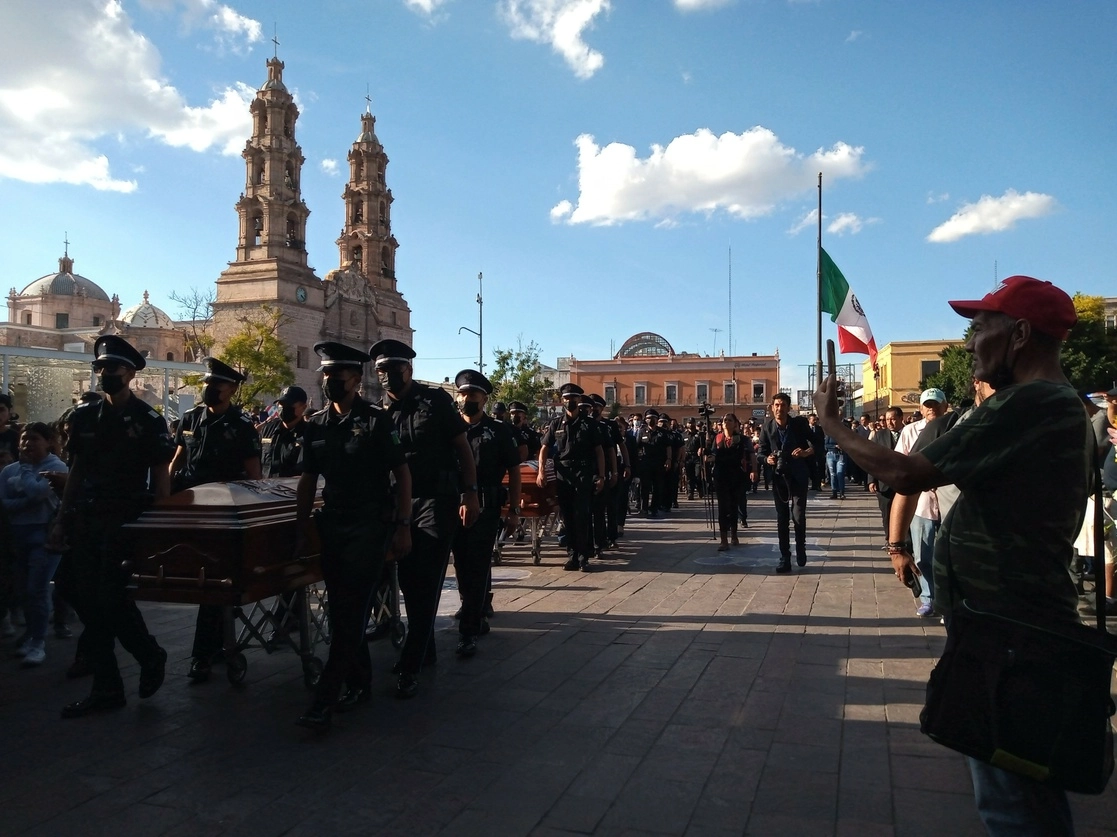 Autoridades de Aguascalientes, familiares y amigos despidieron a los cinco policías fallecidos en un accidente aéreo. Foto Claudio Bañuelos