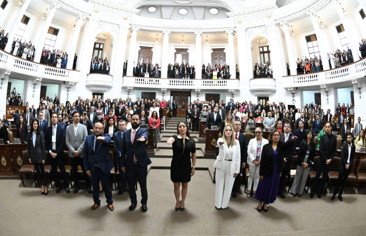 En sesión solemne, el pleno del Congreso capitalino tomó protesta a los 137 nuevos magistrados del Poder Judicial de la Ciudad de México. Foto 