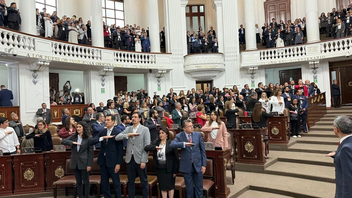 En total son 137 juzgadores los que rindieron la protesta de ley, en la sede del Congreso de la Ciudad de México, en un plazo de 20 minutos aún cuando se preveía que durara varias horas.