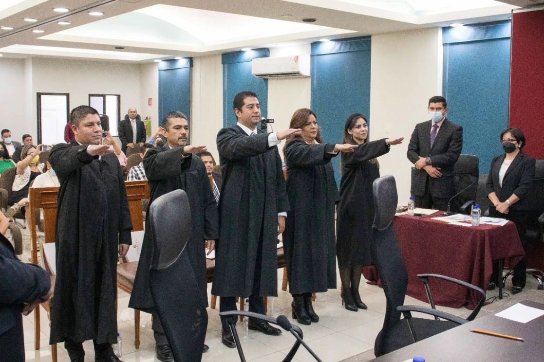 Estefany Rosaly Bernal Guzmán, Maby Urania Margarita Silva Guzmán, Juan Atrián Reyes Bañuelos, Héctor Hiram Sánchez Meza y Juan Valentín Escobedo de la Paz, recibieron su nombramiento. Foto La Jornada