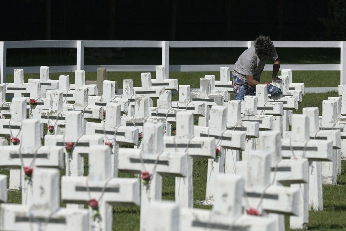 Un trabajador limpia una cruz del Cenotafio, una réplica del cementerio de Darwin, con 649 cruces con los nombres de los soldados argentinos caídos. Foto Afp