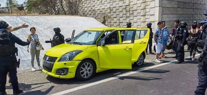 Uno de los implicados en la riña con comerciantes, quien además realizó disparos al aire, fue detenido en la carretera mientras intentaba escapar. Foto La Jornada