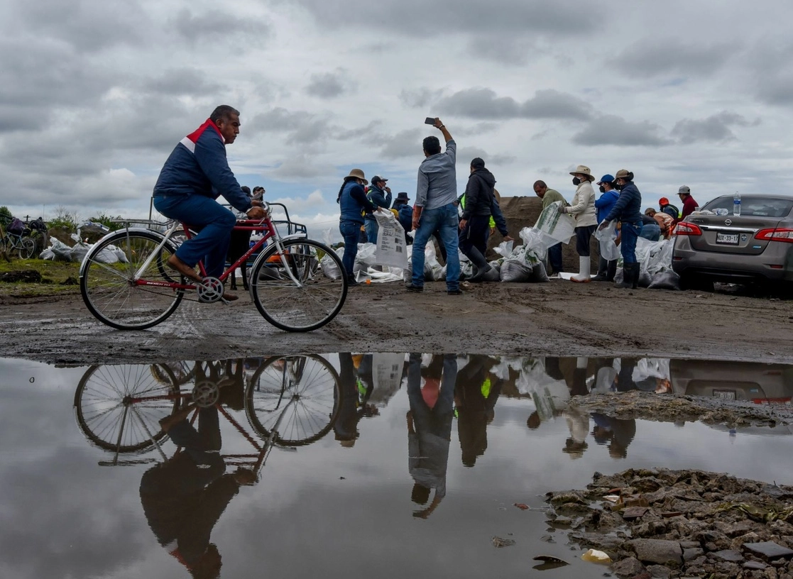 Colocación de costaleras en el río Lerma, que se encuentra en su máximo nivel, debido a las últimas lluvias presentadas en el Valle de Toluca, en imagen del 3 de septiembre pasado. Foto Cuartoscuro