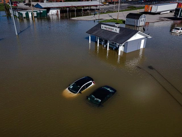 Los ríos desbordados representan la más reciente amenaza que ha dejado el paso de las persistentes tormentas que han cobrado al menos 23 vidas desde la semana pasada. Foto 