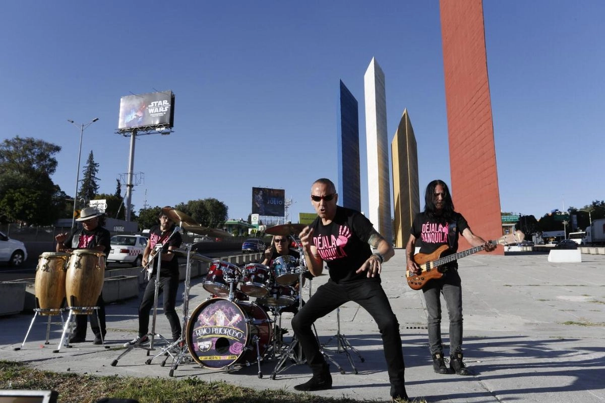 Ritmo Peligroso, liderada por Piro Pendas, en la promoción del video oficial Déjala Tranquila, en una segunda fase de la campaña para erradicar la violencia de género en el estado de México. Foto