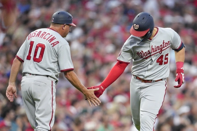 Joey Meneses de los  Nacionales de Washington (der) festeja tras anotar su home run. Foto Ap