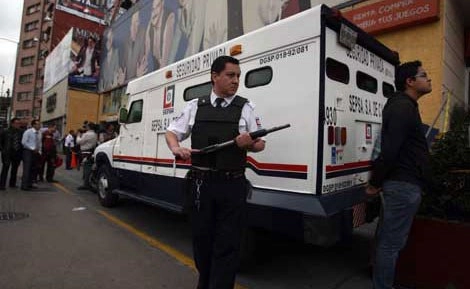 Camioneta de valores en la Ciudad de México. Foto Alfredo Domínguez /Archivo