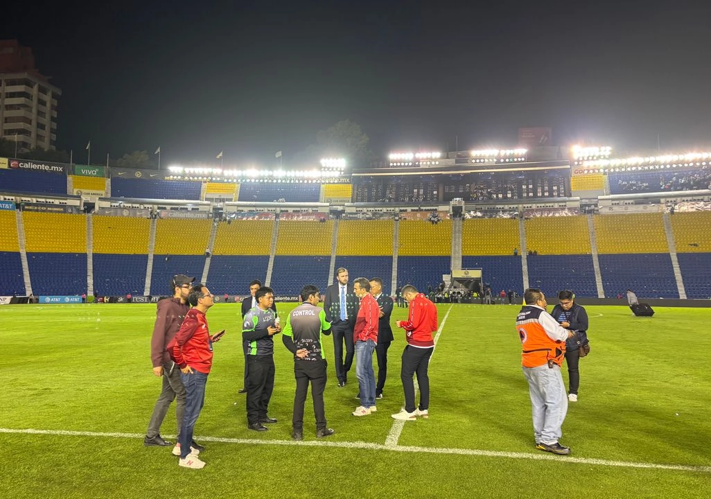 Mientras el plantel de los Diablos salió del vestidor y se dirigió a la salida del inmueble por el acceso a la Plaza de Toros, Suinaga permaneció varios minutos sobre el terreno de juego, expresando su molestia a los oficiales de la Liga. Foto