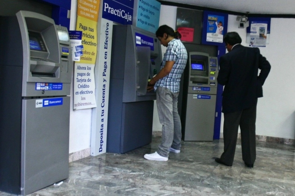 Área de cajeros en una sucursal bancaria de la CDMX. Foto Cuartoscuro / Archivo