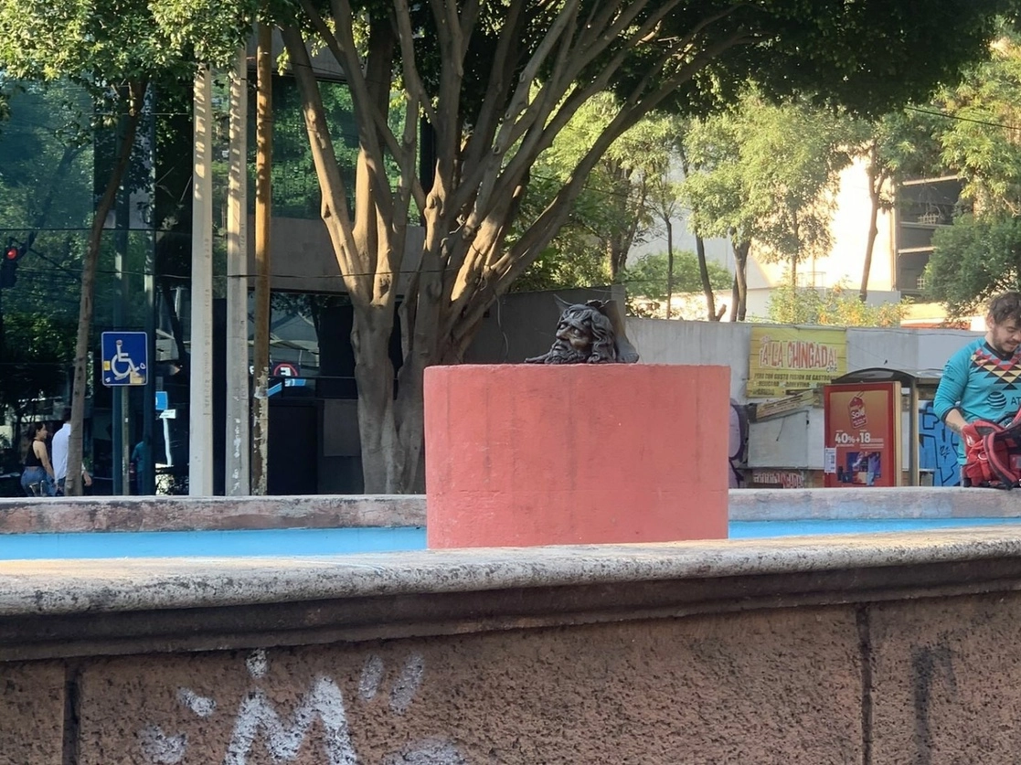 Reportan el robo de la estatua El David de Andrea del Verrocchio que se encontraba en la Glorieta de Álvaro Obregón en CDMX. Foto tomada de Twitter de @LaRomaMex
