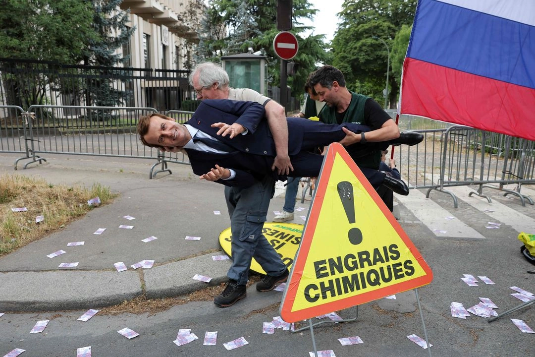 Activistas ambientales de Greenpeace colocaron una estatua de cera del presidente francés Emmanuel Macron —que según afirman haber robado del Museo Grévin— durante una protesta contra las importaciones francesas de gas y fertilizantes desde Rusia, frente a la embajada rusa en París el 2 de junio de 2025.  Foto