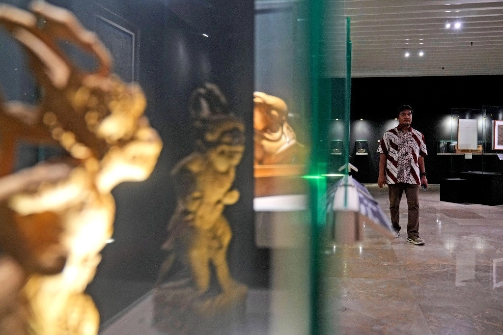 Los ladrones se llevaron tres pulseras reales así como el casco de oro de Cotofenesti, pieza principal de la exposición, que data de 450 años antes de nuestra era. Foto Ap