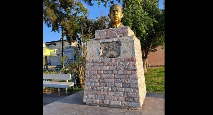 El Busto de Lázaro Cárdenas ubicado en la calle Oriente Siete, en Tula, Hidalgo, se observa ya sin la placa conmemorativa. Foto ‘La Jornada’