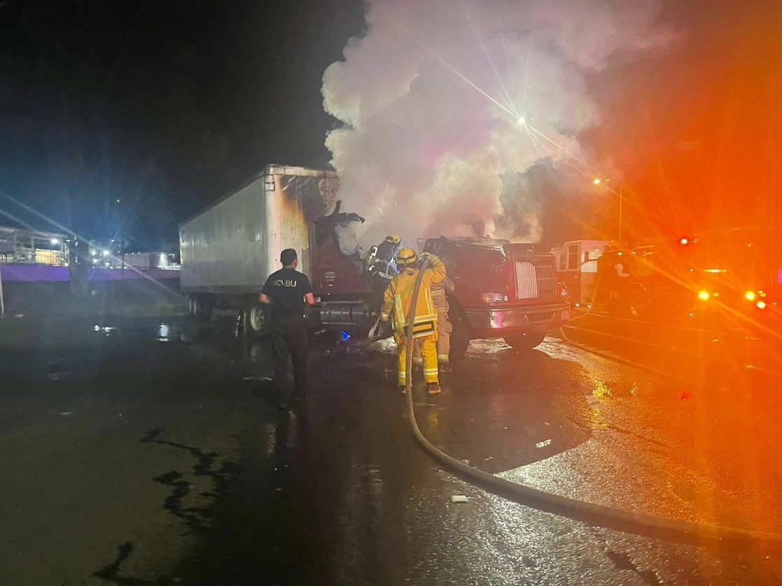 La madrugada de domingo fueron secuestrados e incendiados dos vehículos de carga en una avenida de Uruapan, Michoacán.  Foto SSP Michoacán