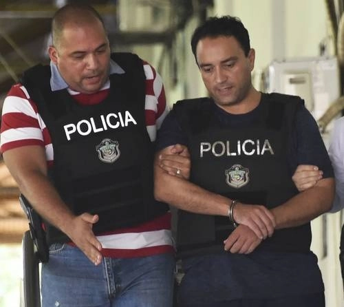 Roberto Borge (derecha) en Panamá,  en  junio de  2017 cuando fue detenido. Foto Afp