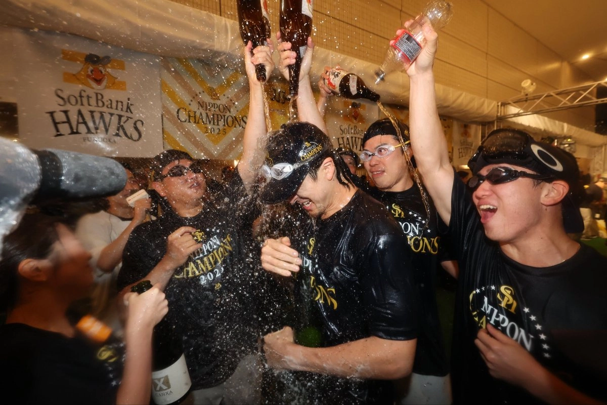 Beisbolistas de los Fukuoka SoftBank Hawks festejan tras coronarse en la liga japonesa. Foto tomada de la cuenta de X 