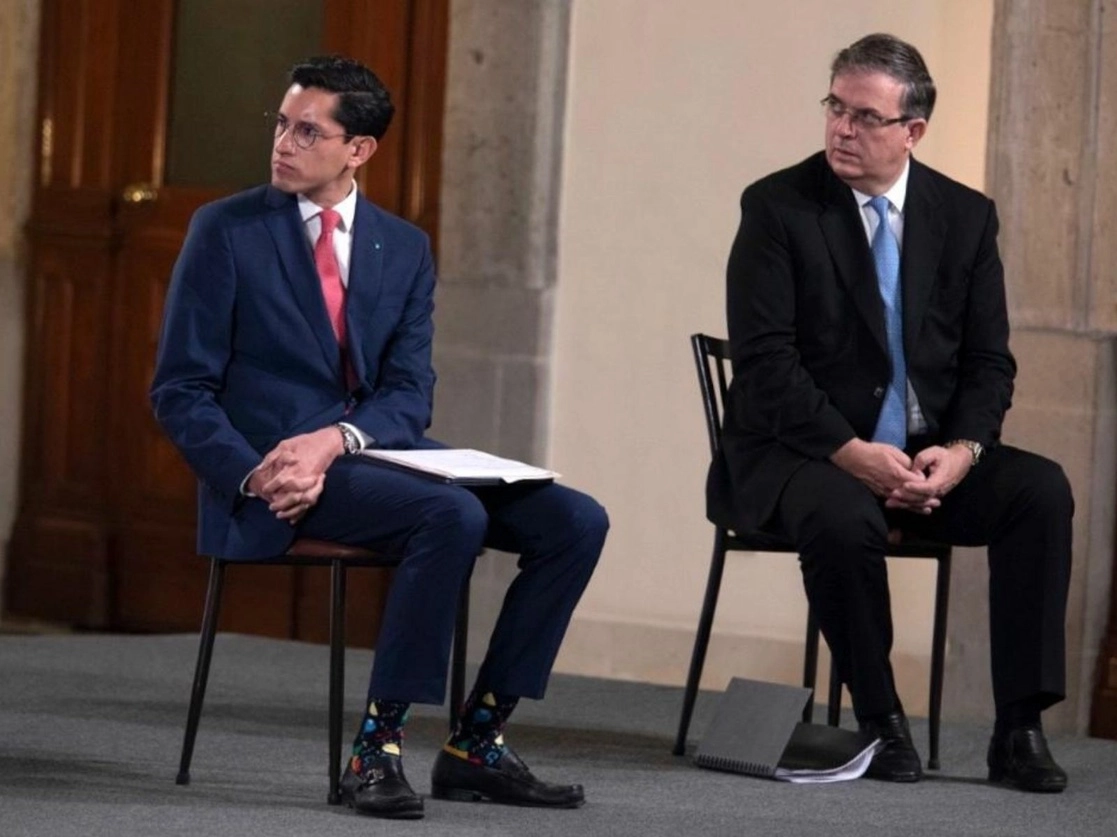 Roberto Velasco y el canciller Marcelo Ebrard, en una de las conferencias presidenciales. Foto tomada del Twitter de @r_velascoa