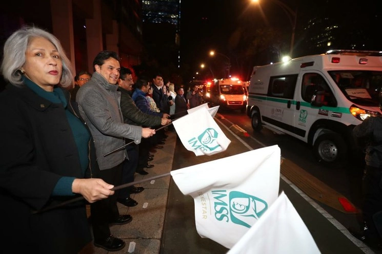 El director del IMSS, Zoé Robledo, dio el banderazo de salida a 20 ambulancias que prestarán servicios en hospitales rurales del programa IMSS Bienestar. Foto José Antonio López
