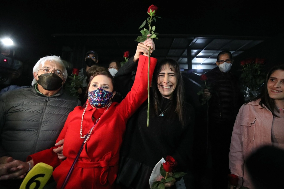 Rosario Robles y su hija, Mariana Moguel, anoche. Foto María Luisa Severiano