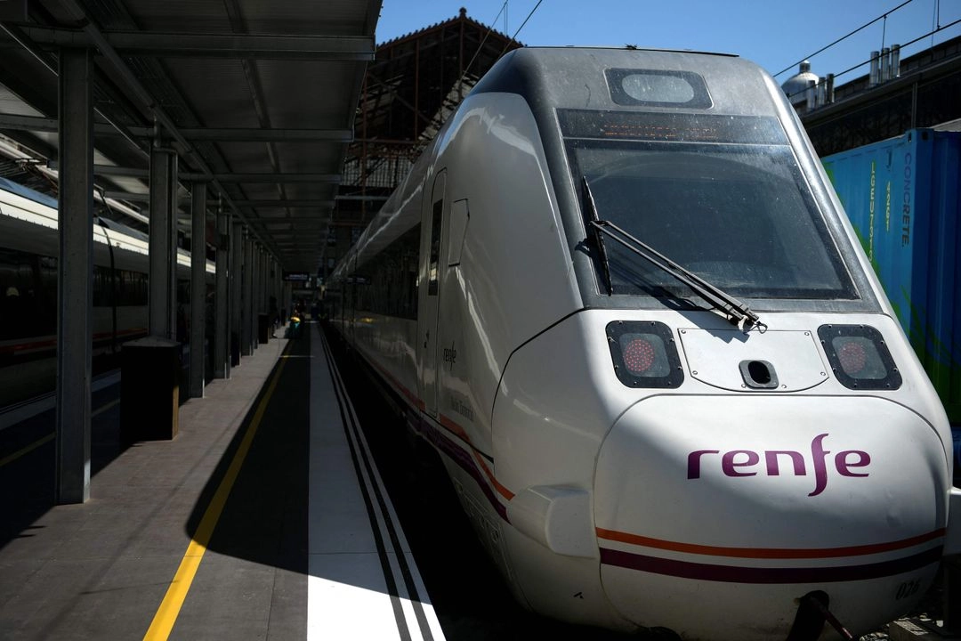 Un tren de la empresa estatal ferroviaria española, Renfe, en la estación de Príncipe Pío de Madrid.