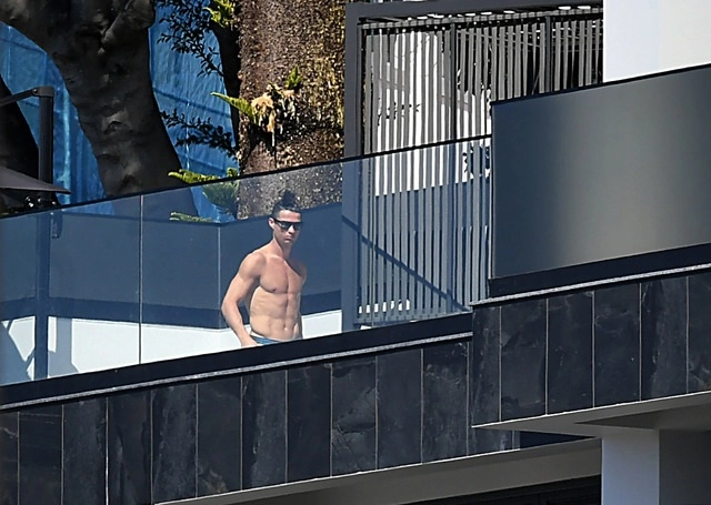 El delantero portugués de la Juventus, Cristiano Ronaldo, toma el sol en su departamento en Funchal. Foto Afp / Archivo