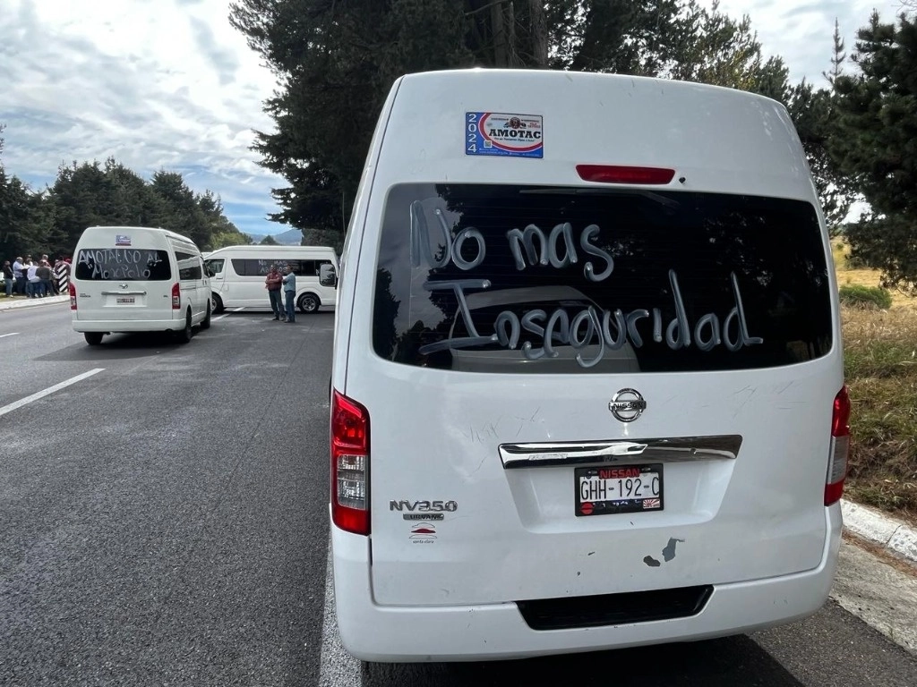 Transportistas mantienen bloqueo en el kilómetro 35 de la carretera México-Cuernavaca, el 15 de febrero de 2024. Foto Luis Castillo