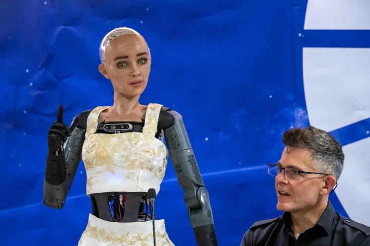 Cuando se le preguntó a Sophia, un robot desarrollado por Hanson Robotics, acerca de su capacidad para dirigir el mundo, ésta respondió que "los robots humanoides pueden liderar con mayor eficiencia que los mandatarios humanos", el 7 de julio de 2023. Foto Afp