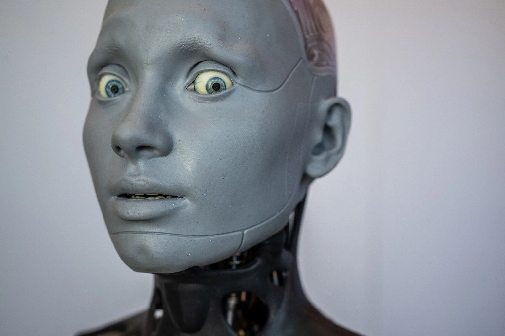 El robot humanoide con inteligencia artificial "Ameca" en Ginebra, el 5 de julio de 2023. Foto Afp