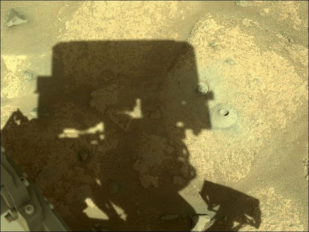En la imagen se observa el primer agujero perforado por la sonda ‘Perseverance’ en una roca de Marte. Foto Afp