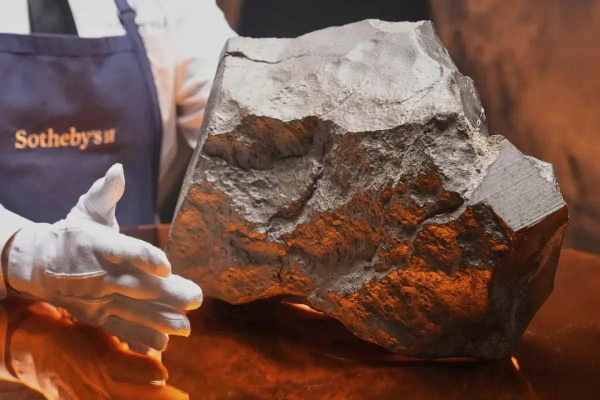 Según la casa de subastas, se cree que el meteorito salió despedido de la superficie de Marte por el impacto de un enorme asteroide masivo antes de viajar 225 millones de kilómetros hasta la Tierra, donde se estrelló en el Sahara. Un cazador de meteoritos lo encontró en Níger en noviembre de 2023, dice Sotheby’s.