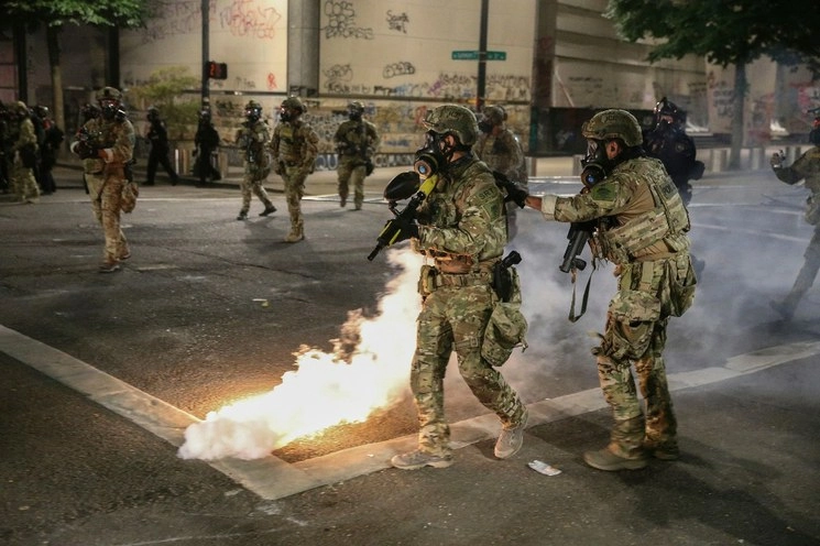 El secretario de Seguridad Nacional, Chad Wolf, tachó a los manifestantes de “anarquistas sin ley”, lo que contribuyó a que los enfrentamientos entre la policía y los manifestantes. Foto Ap