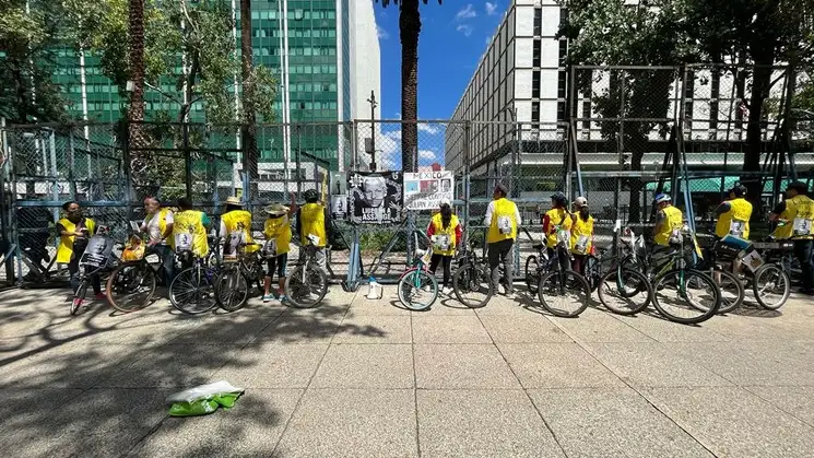 Ciudadanos participan en una rodada para exigir la liberación de Julian Assange frente a la embajada de Estados Unidos en México, en la Ciudad de México, el 10 de septiembre de 2023. Foto Pablo Ramos