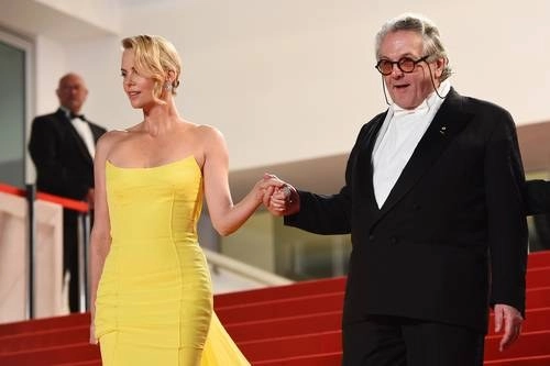 El director George Miller con la actriz sudafricana Charlize Theron durante la premier de Mad Max: Fury Road en el festival de Cannes en 2015. Foto Afp /Archivo