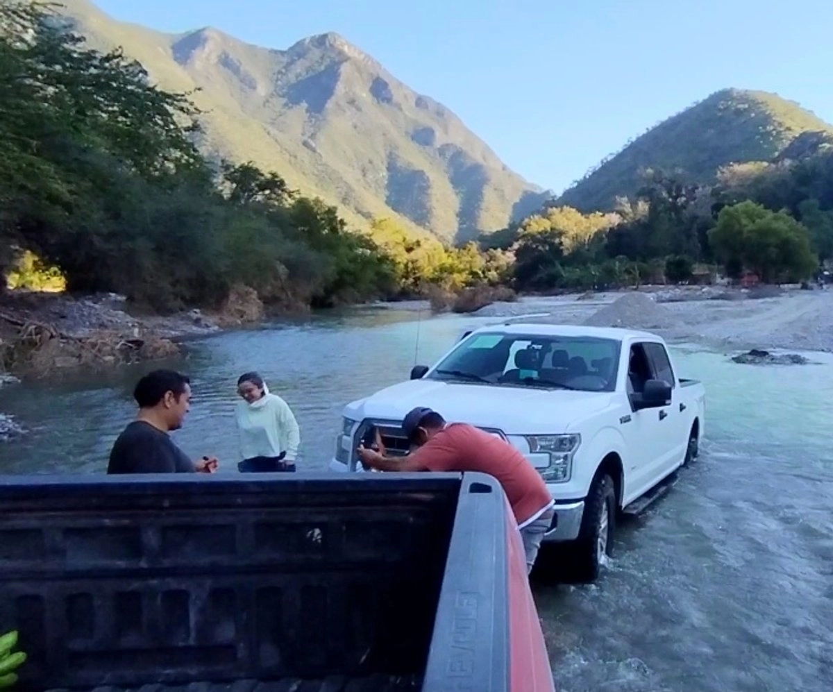 Un vehículo quedó varado en un tramo carretero de San Pedro Ayotoxtla, municipio de Metztitlán, a consecuencia de la crecida del río Amajac. 