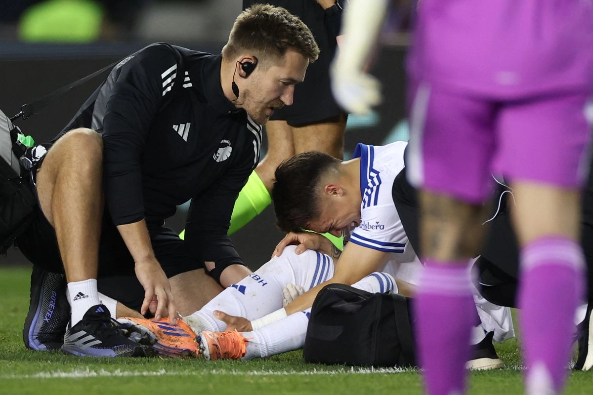 El defensa mexicano #13 del FC Copenhague, Rodrigo Huescas, reacciona después de lesionarse durante el partido de fútbol de la primera ronda del día 2 de la Liga de Campeones de la UEFA entre el Qarabag FC y el FC Copenhague en el Estadio Republicano Tofiq Bahramov en Bakú, ayer 1 de octubre de 2025.