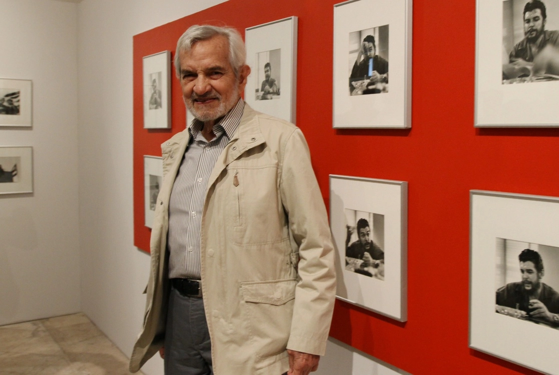 El fotógrafo Rodrigo Moya durante la inauguración de la exposición ‘Cuba 1964: La Revolución en Marcha’, montada en el Museo de Historia de Tlalpan, en enero de 2018. Foto Roberto García Ortiz 




