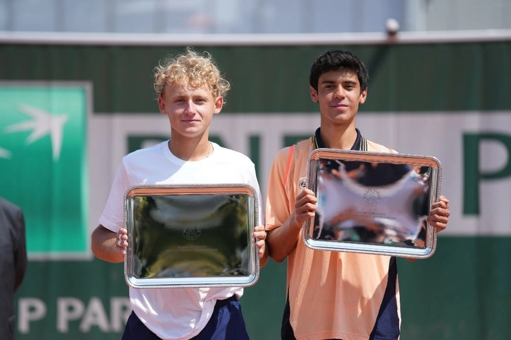 El tenista mexicano, Rodrigo Pacheco y el ruso, Yaroslav Denim, se coronaron campeones dobles junior de Roland Garros. Foto Tomada del Twitter @rolandgarros