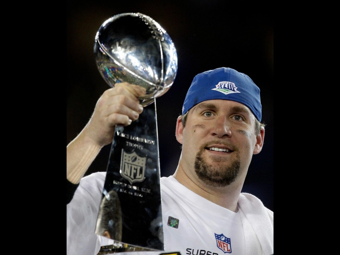 El mariscal de campo de los Acereros de Pittsburgh, Ben Roethlisberger, con el trofeo Vince Lombardi después de la victoria de su equipo en el Supertazón XLIII en Tampa, Florida, el 1 de febrero de 2009. Foto Ap