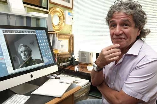 Rogelio Cuéllar cumple 54 años de fotógrafo. En la imagen, en una entrevista con ‘La Jornada’, realizada en 2015. Foto Archivo
