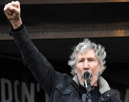 Miles se manifestaron ayer en Londres en apoyo al fundador de Wikileaks para que no sea extraditado a EU. En el mitin participaron figuras como Roger Waters (imagen), creador de la banda Pink Floyd. Foto Ap / Afp