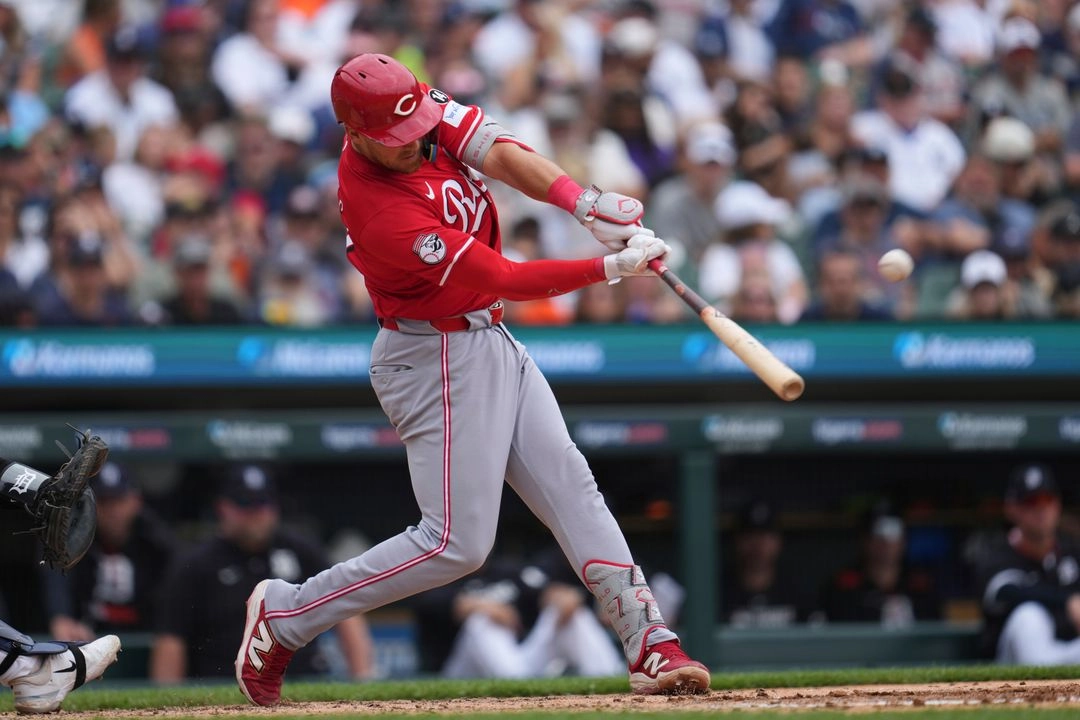 Tyler Stephenson de los Rojos de Cincinnati conecta un jonrón contra los Tigres de Detroit en la quinta entrada del duelo de la serie, el 14 de junio de 2025. Foto 
