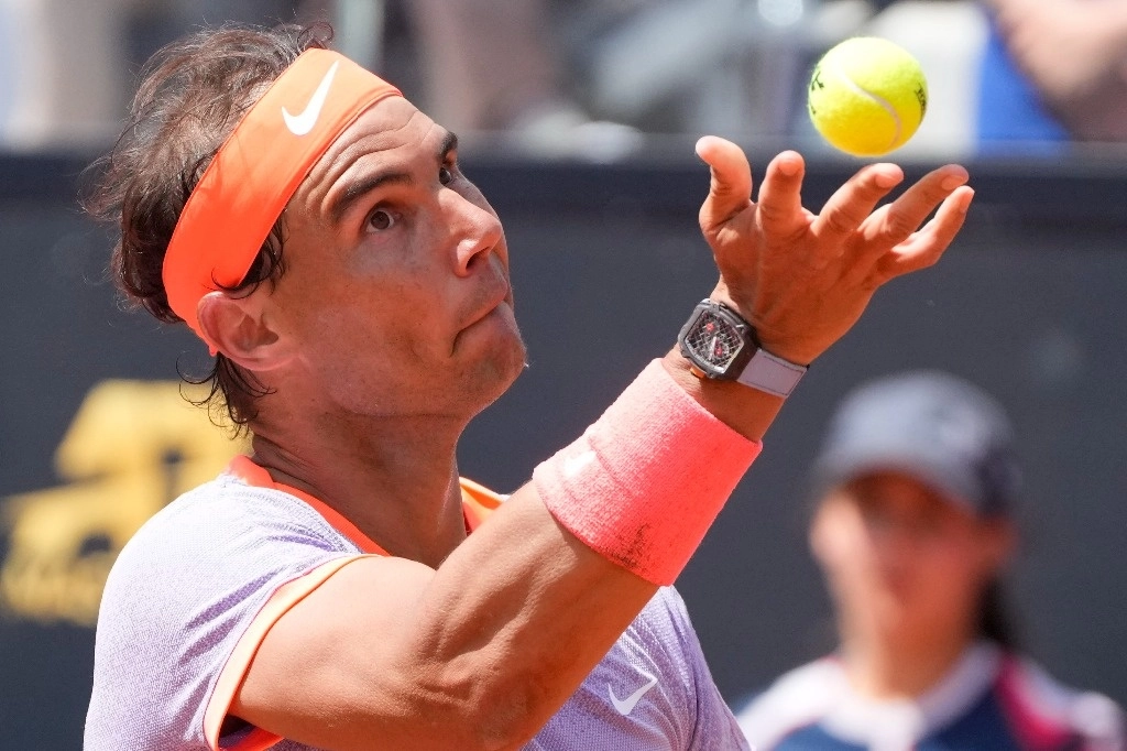 Rafael Nadal, de España, sirve el balón a Hubert Hurkacz, de Polonia, durante su partido en el Abierto de Italia de tenis en Roma, el 11 de mayo de 2024. Foto Ap 