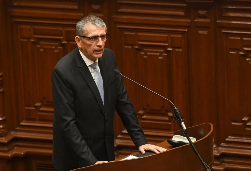 El ministro alegó "problemas familiares" para separarse del gobierno de Boluarte, investigada por la fiscalía. Foto @MininterPeru