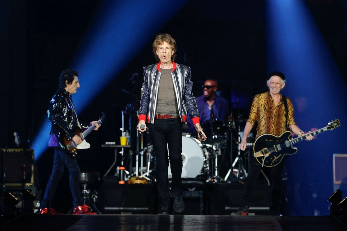 Mick Jagger, Keith Richards y Ronnie Wood durante un concierto de la gira ‘No Filter’ de los Rolling Stones; Steve Jordan sustituye al fallecido Charlie Watts en la batería. Foto Afp