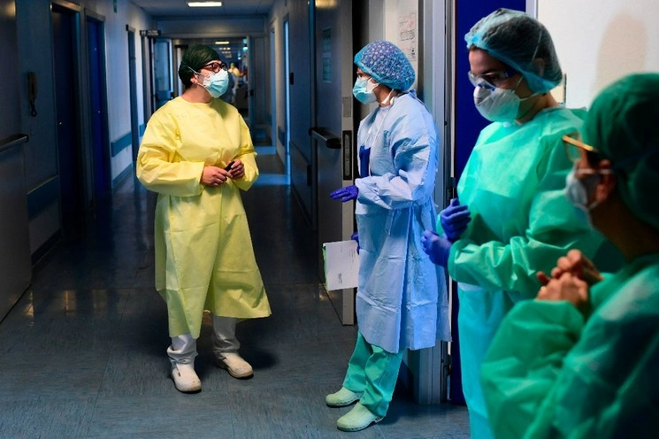 Personal de urgencias en un hospital de Roma, Italia. Foto Afp