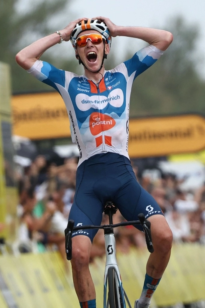 Romain Bardet del equipo DSM cruzó la meta como primer lugar en la prueba inicial del Tour de Francia. Foto Afp